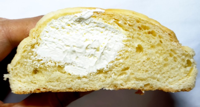 ホイップメロンパン チーズクリーム3